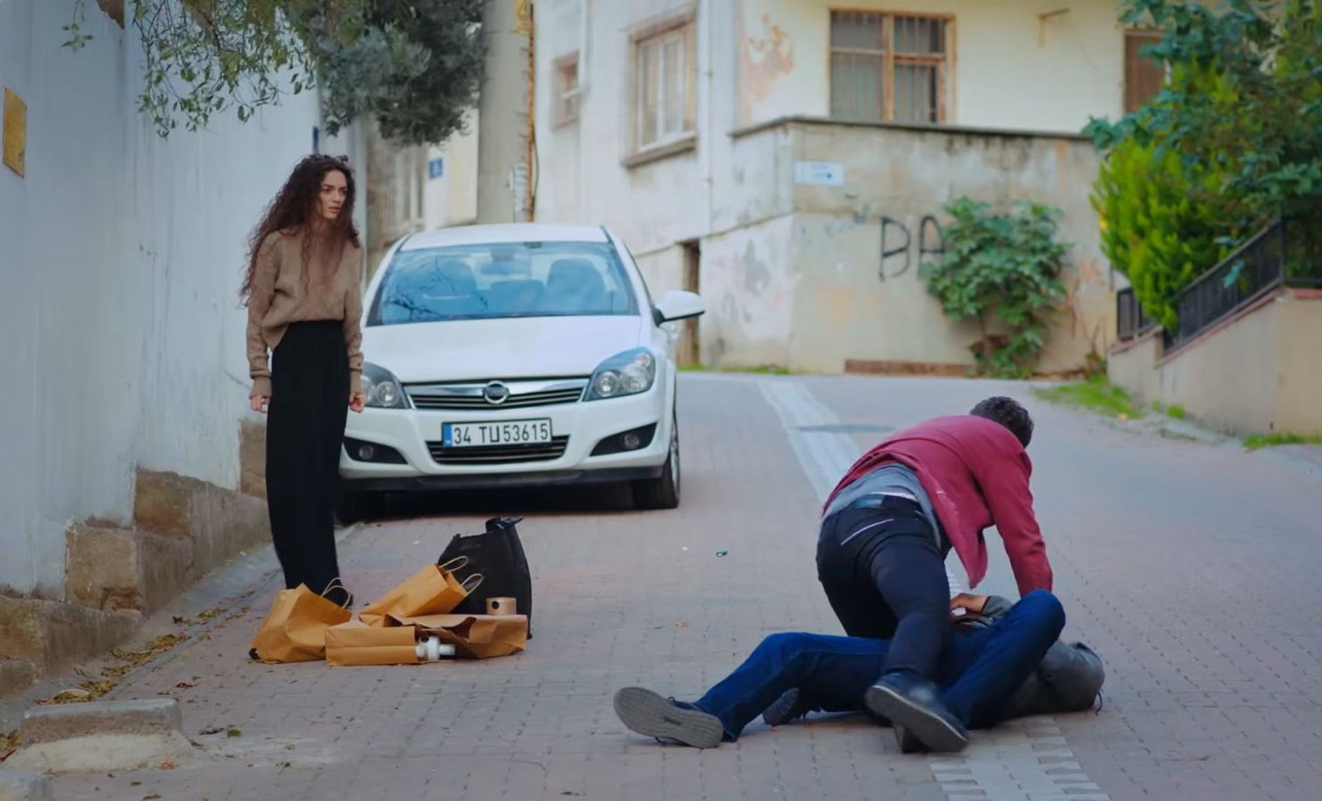 News Dziedzictwo odc. 889 i 890 streszczenie. Poyraz ratuje Nan� przed napastnikiem! Aynur zostaje odsuni�ta od Sinana!