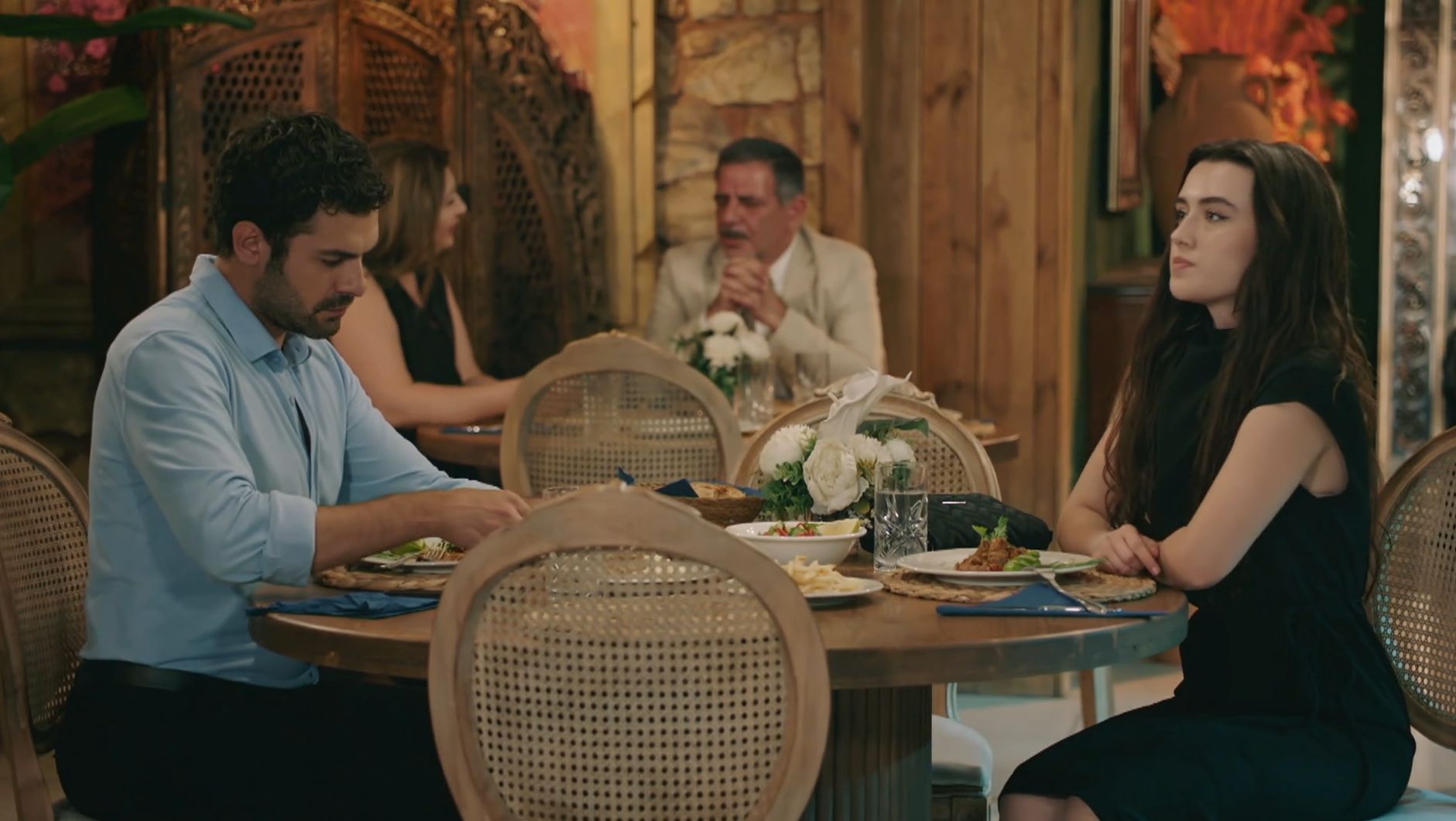 News Wichrowe wzg�rze - 235 odc. Zeynep przeciwstawia si� Halilowi i dostaje ziemi� od Zumrut. Streszczenie 235 i 236 odc. 