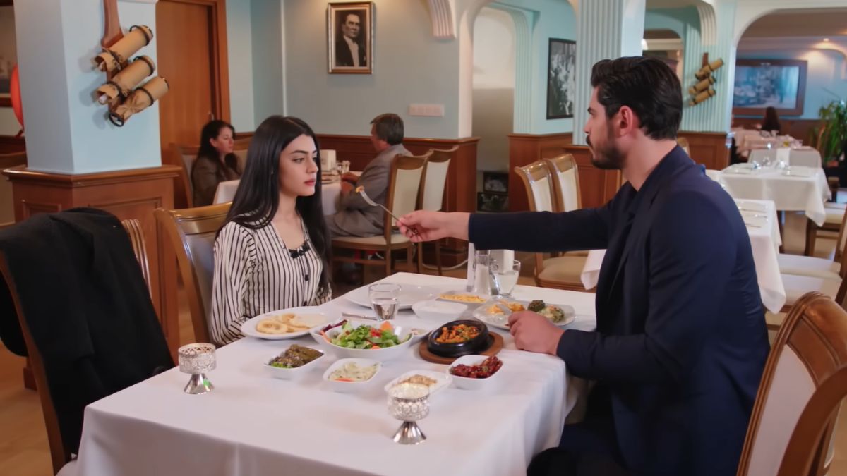 News Panna m�oda odc. 34, 35. Beyza wyrzucona z domu! Cihan zabiera Hancer do luksusowej restauracji.