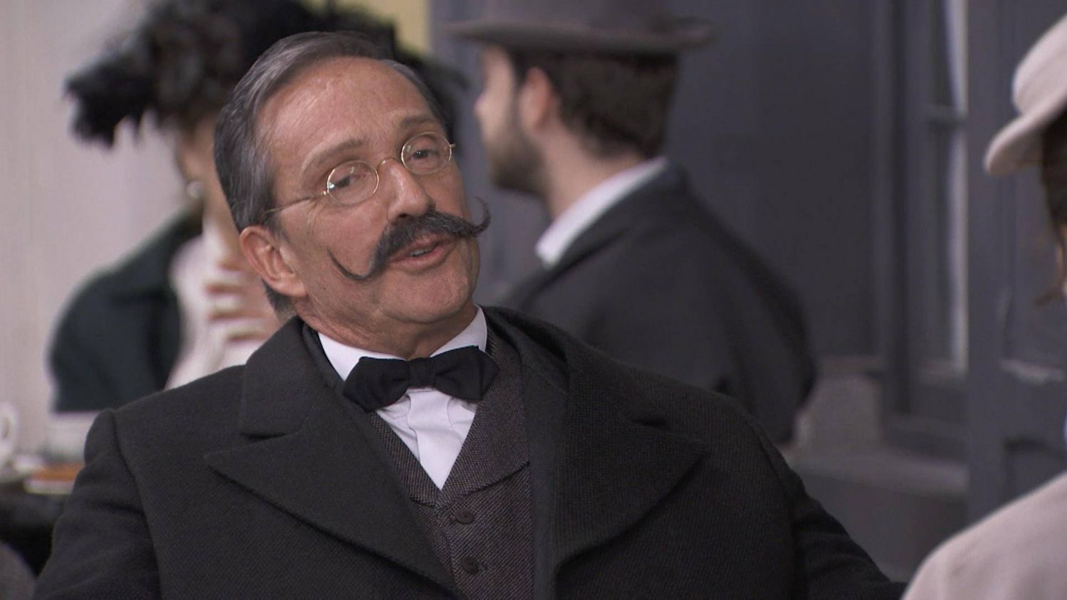 News Akacjowa 38 odc. 572. Mauro na drodze do awansu! Tymczasem Fabiana odkrywa niepokoj�cy sojusz… Streszczenie 572 i 573 odc. 