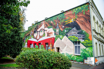 News Na fasadzie budynku biblioteki powsta� antysmogowy literacki mural�