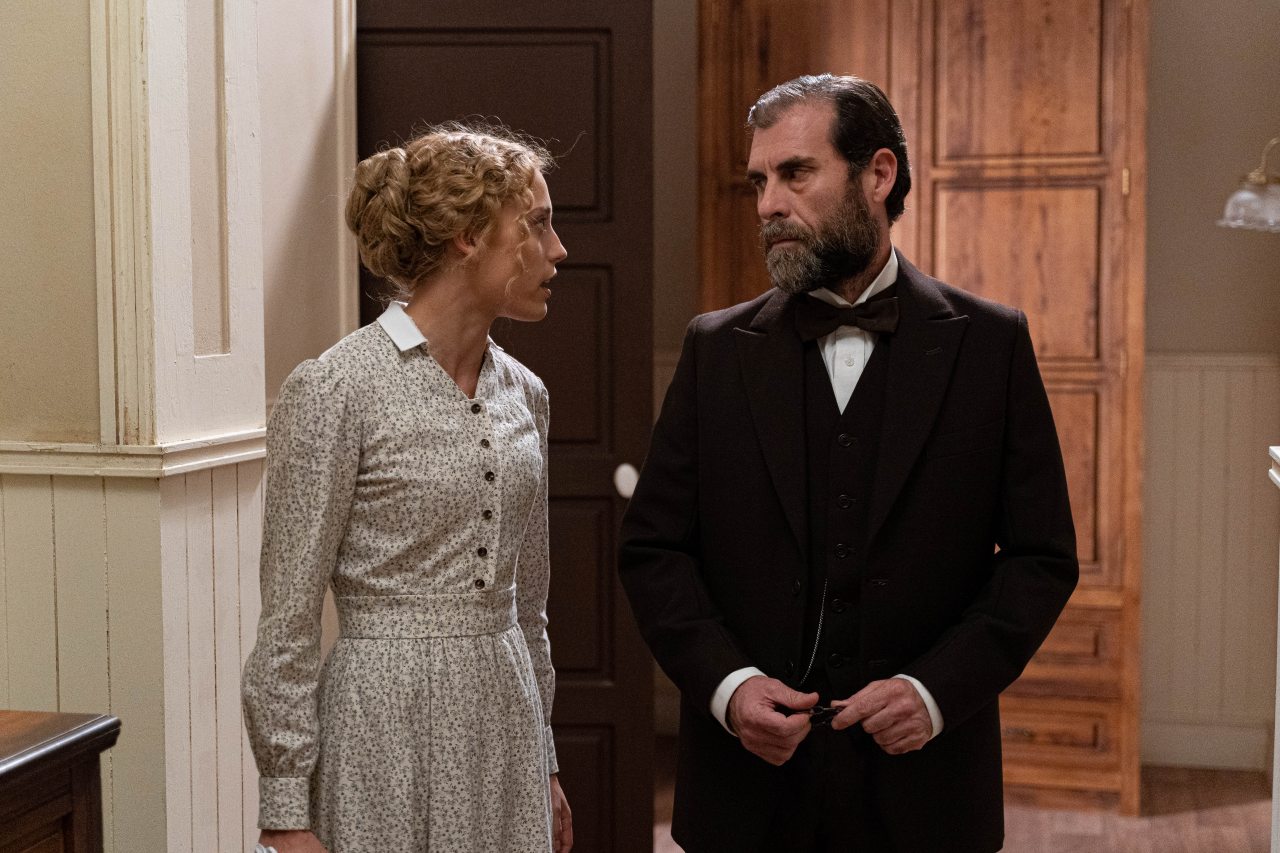 News La Promesa - pa�ac tajemnic - 6 odc. Sier�ant Funes szuka w domu �lad�w krwi po zbrodni. Streszczenie 6 i 7 odc.