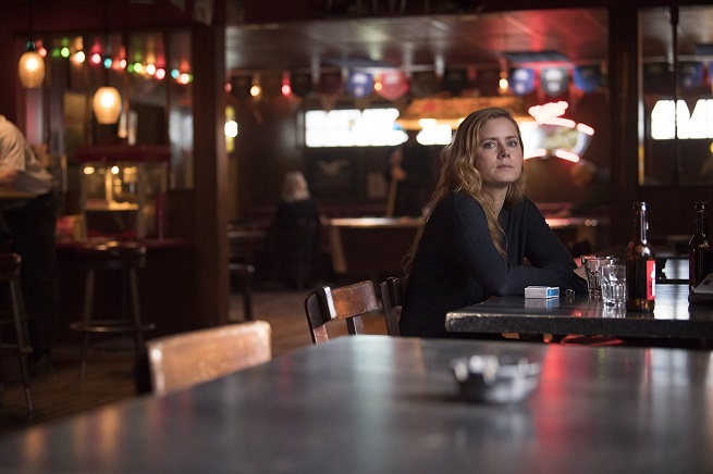 Okadka publicystyki - Maomiasteczkowe traumy. Recenzja serialu „Ostre przedmioty