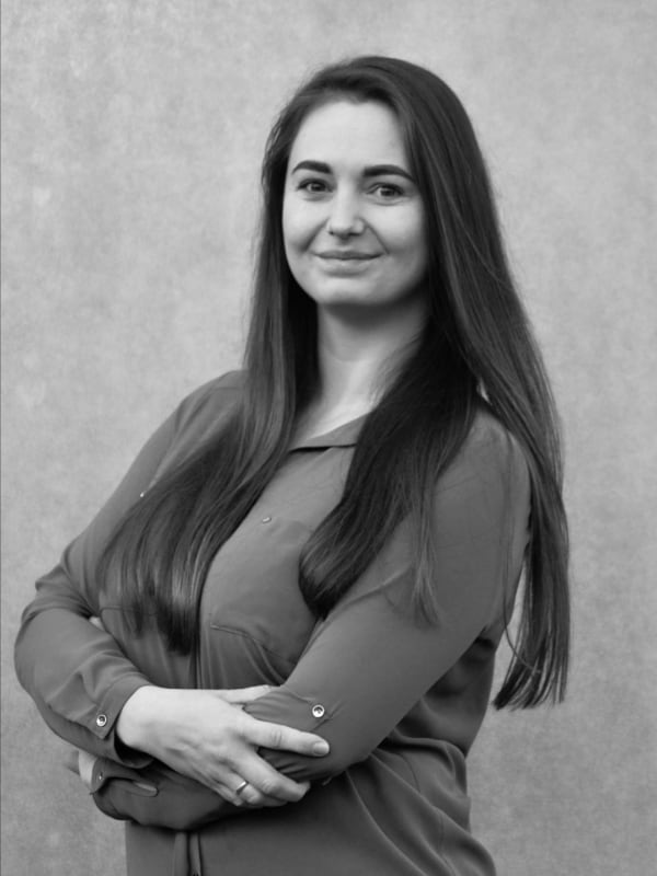 Okadka publicystyki - Co kryje si za zielonymi drzwiami? Wywiad z Kamil Majewsk