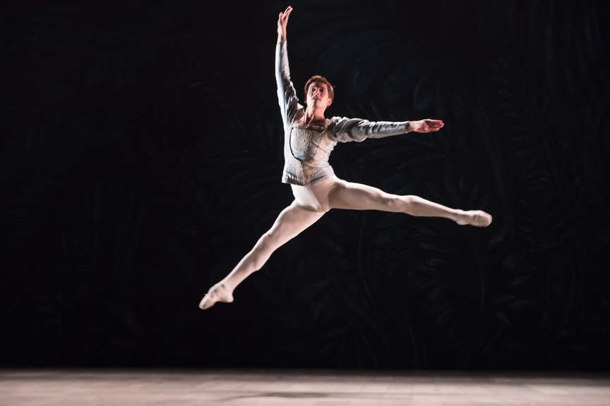 Okadka publicystyki - Sztuce potrzebna jest wolno. Recenzja filmu „Biay kruk”