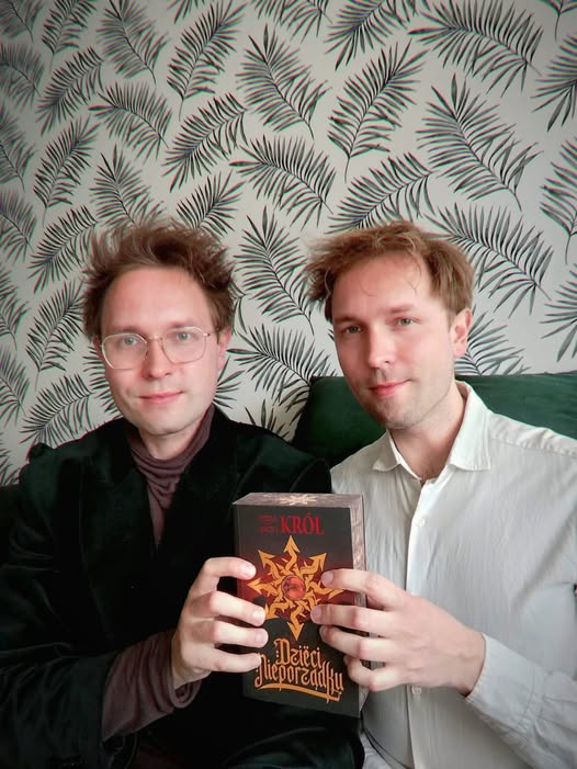 Publicystyka - Fantastyka powinna by� tak wymagaj�ca, jak literatura pi�kna. Wywiad z Maciejem i Paw�em Kr�lami