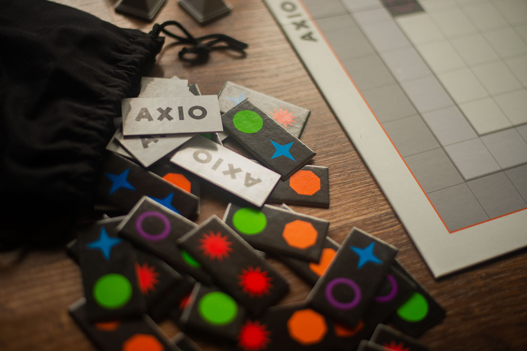 Okadka publicystyki - Domino na sterydach. Recenzja gry „Axio” 