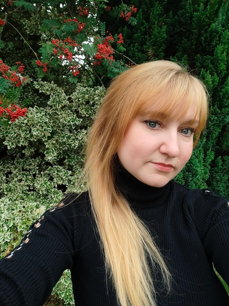 Okładka publicystyki dla Między mitologią a magią. Wywiad z Joanną Kurek z kategorii Wywiad
