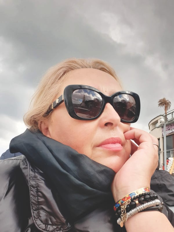 Okadka publicystyki - Potrzeba czasu, eby zobaczy, e za niewidzialn kurtyn, rodzinnego domu, domu zego czy domu dziecka, jest inny, lepszy wiat. Wywiad z Iwon ytkowiak