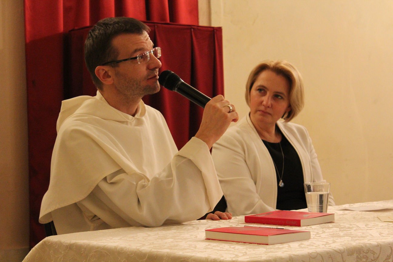 Okadka publicystyki - Zbliy si do tajemnicy. Wywiad z Magdalen Pajkowsk i o. Tomaszem Gajem