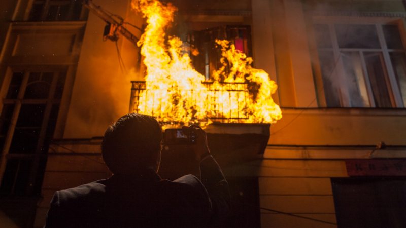 Okadka publicystyki - Na tropie podpalacza. Recenzja serialu 