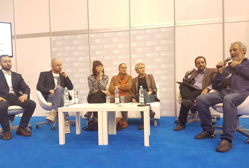 Okadka publicystyki - Co obraa czytelnika czyli midzy arcydzieem a bestsellerem. Zapis debaty