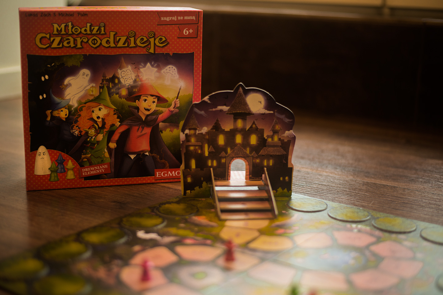 Okadka publicystyki - Wyprawa dowiata magii. Recenzja gry planszowej „Modzi czarodzieje