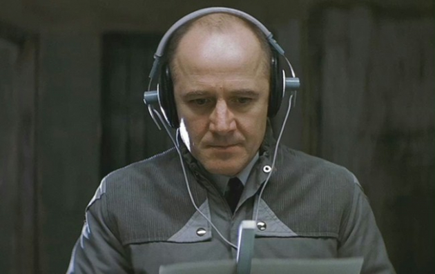 Okadka publicystyki - ycie na podsuchu. Ludzki obraz nieludzkiego systemu