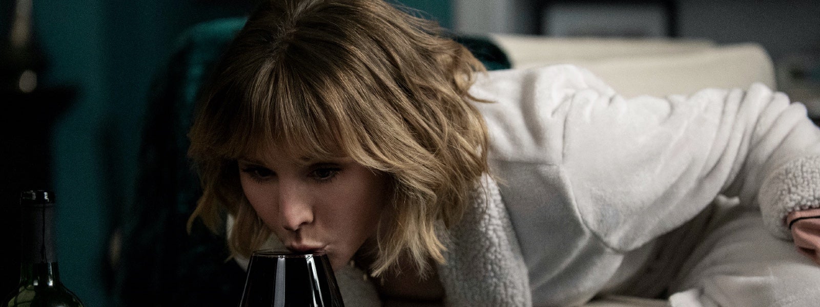 Okadka publicystyki - Kul w pot. Recenzja filmu „Kobieta z domu naprzeciwko dziewczyny w oknie