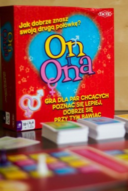 Okadka publicystyki - Zblimy si. Recenzja gry „On i Ona