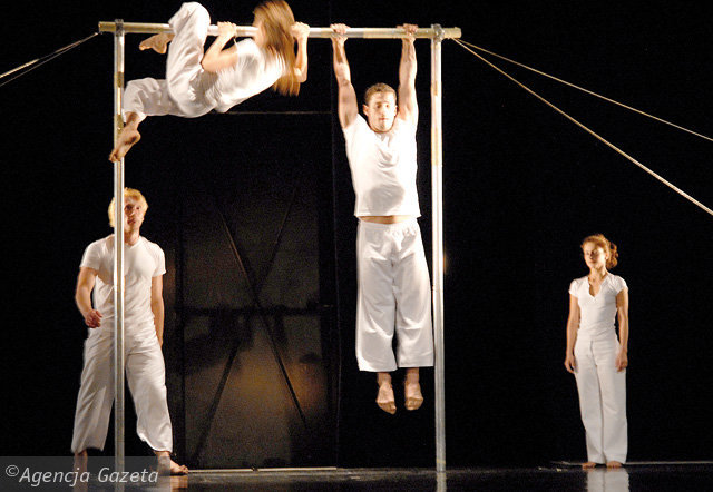 Okadka publicystyki - Czy teatr taca jest monotonny? XIV Midzynarodowa Konferencja Taca Wspczesnego i Festiwal Sztuki Tanecznej w Bytomiu:  7-12 dzie 