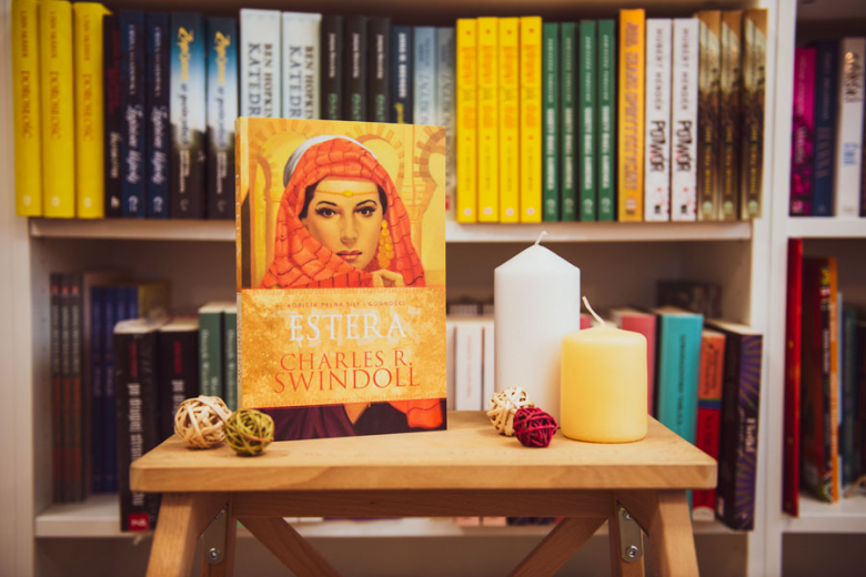 recenzja Estera. Kobieta pełna siły i godności