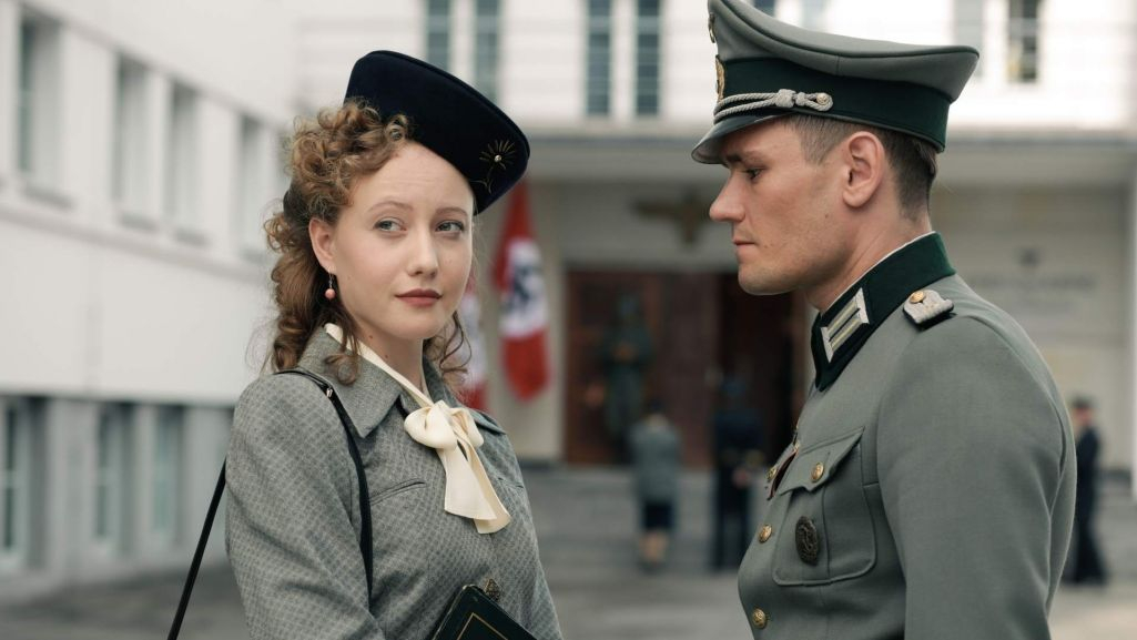 Kadr z 2 sezonu serialu "Zatoka szpieg&oacute;w"