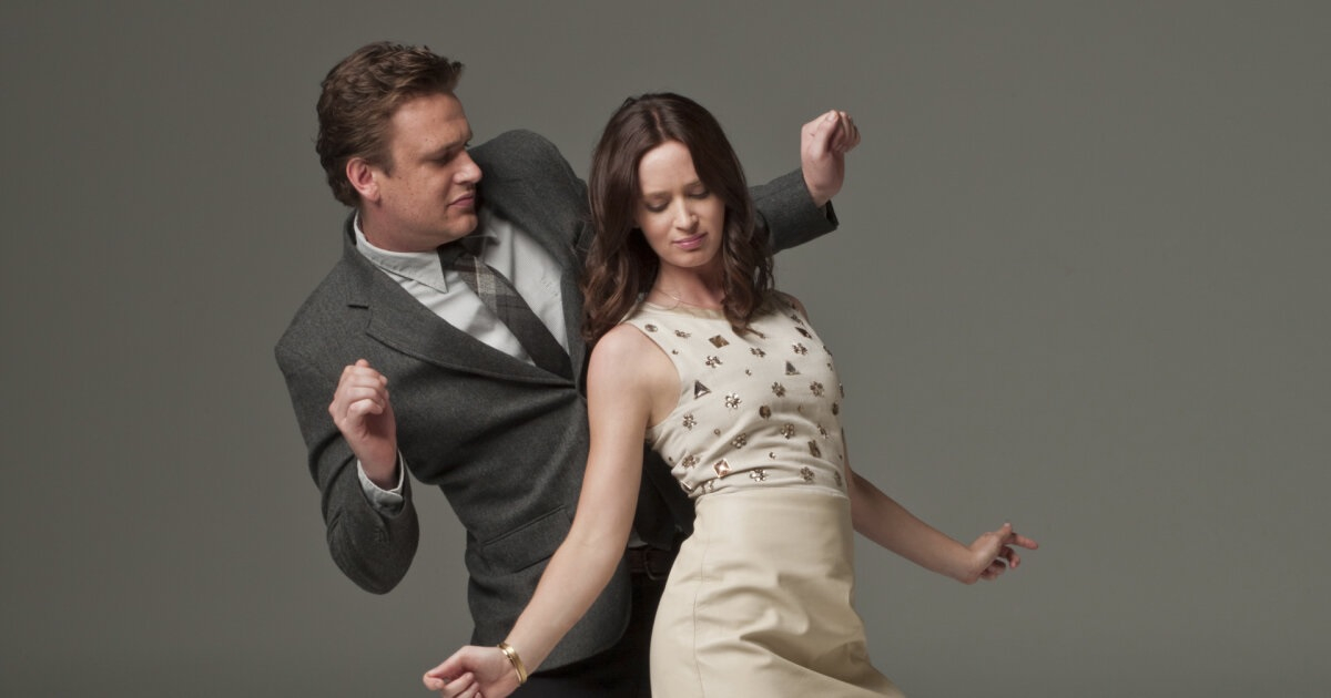 Jason Segel jako Tom Solomon i Emily Blunt jako Violet Barnesw komedii romantycznej "Jeszcze dłuższe zaręczyny".