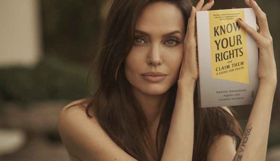 Angelina Jolie wraz ze swoją książką