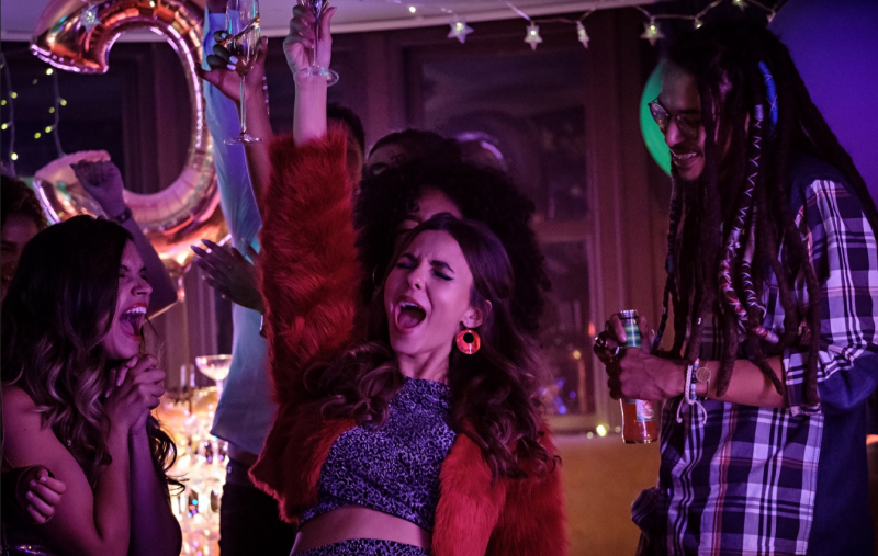 Obrazek w treści Imprezowa dusza na Netfliksie &ndash; o anielskie skrzydła wcale nie tak łatwo  [jpg]