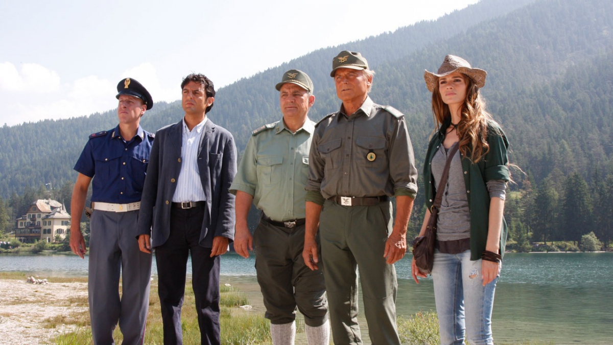 Bohaterowie, aktorzy serialu "Krok od nieba", wśród nich Terence Hill jako Pietro.