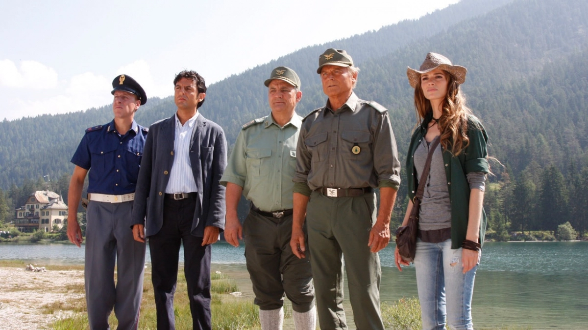 Bohaterowie, aktorzy serialu "Krok od nieba", wśród nich Terence Hill jako Pietro.
