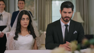 Panna młoda - kadr z serialu. Pełna chłodu ceremonia zaślubin Hancer i Cihana