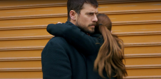 Miłość i nadzieja 166 - kadr z serialu. Naciye chce zapłacić Gonul za to, by odeszła!