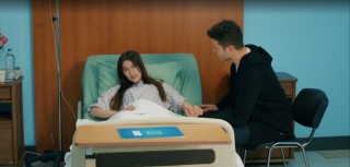 Miłość i nadzieja 206 - kadr z serialu. Alper trafia do domu Kuzeya