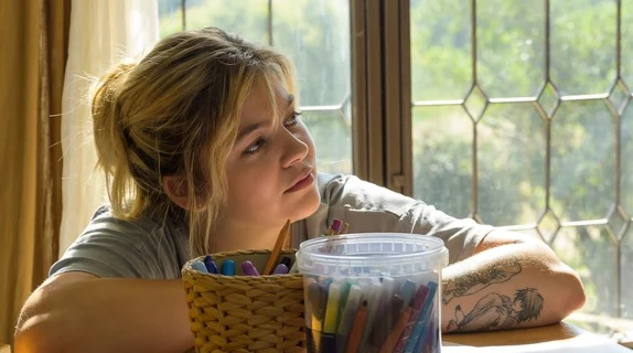 Louane Emera jako Sarah w serialu kryminalnym "Śmiertelne sekrety". 