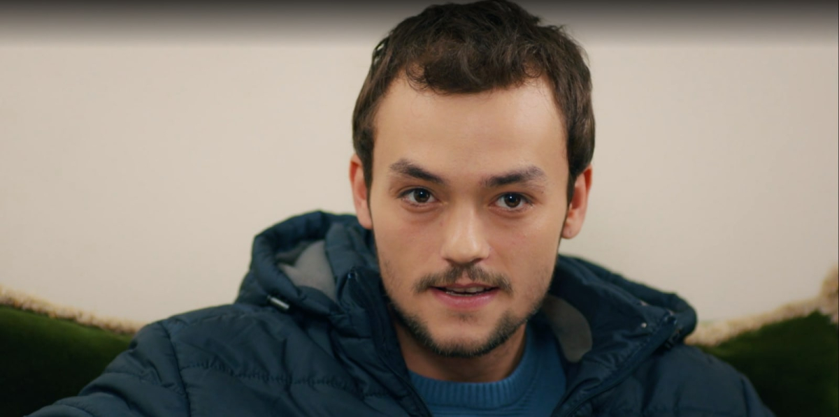 Miłość i nadzieja 206 - kadr z serialu. Alper trafia do domu Kuzeya