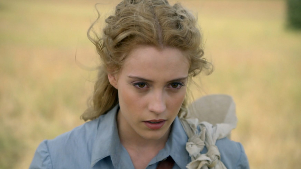 Bohaterka serialu "La Promesa - pałac tajemnic", emitowanego na antenie TVP 2. 