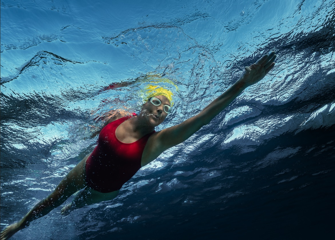 Annette Bening jako Diana Nyad w filmie "NYAD". 