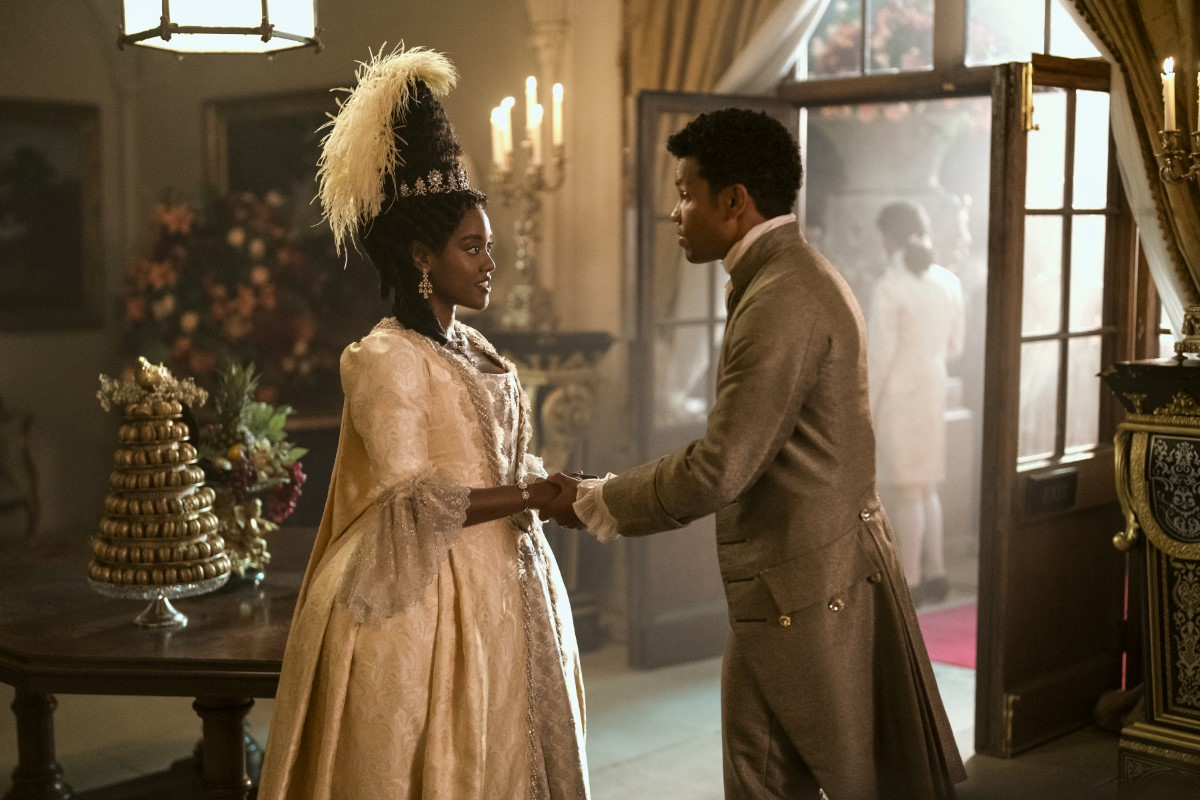 Kadr z serialu "Kr&oacute;lowa Charlotta: Opowieść ze świata Bridgerton&oacute;w"