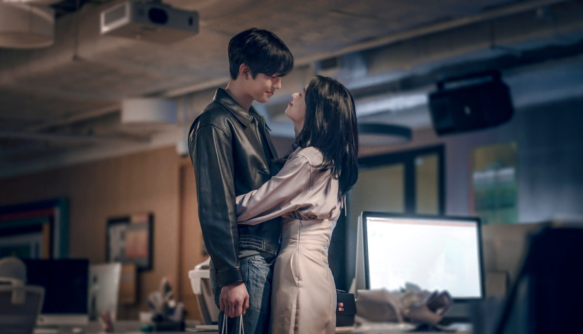 Ahn Hyo Seop jako Koo Yeon-jun, Jeon Yeo Been jako Han Jun-hee, w serialu "Wezwał cię czas", od Netflix.