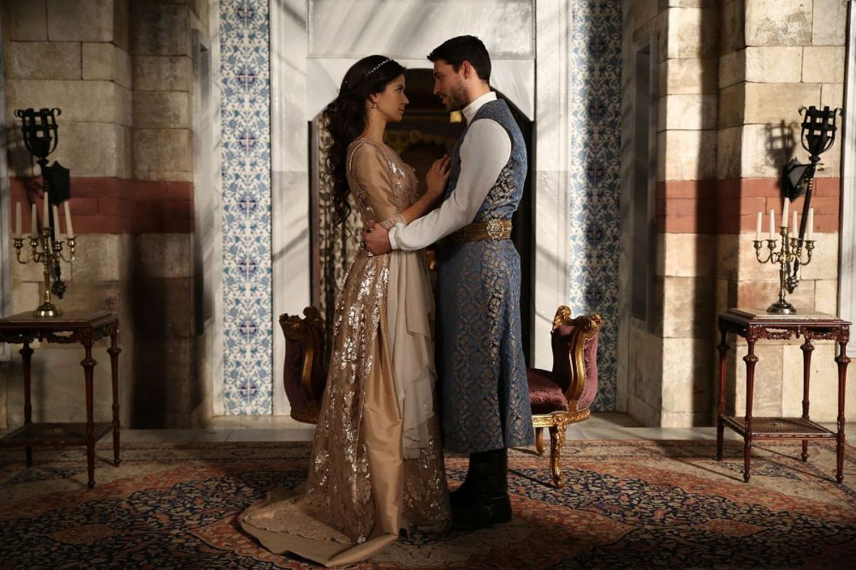 Kadr z serialu „Wspaniałe stulecie: Sułtanka Kösem” - na fotografii męzczyzna i kobieta przytulają się do siebie