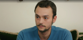 Miłość i nadzieja 209 - kadr z serialu. Alper podrywa Hulyę