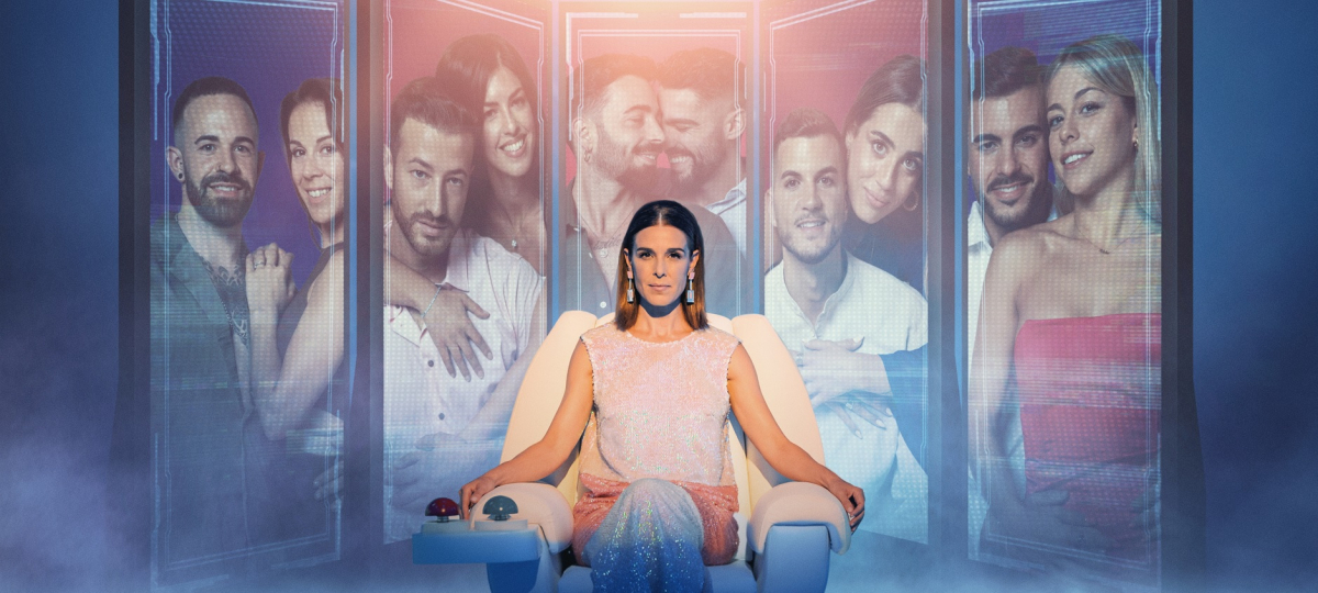 Zdjęcie z planu hiszpańskiego programu reality show "Deep Fake Love", z uczestnikami i prowadzącą Raquel Sánchez Silvą. 