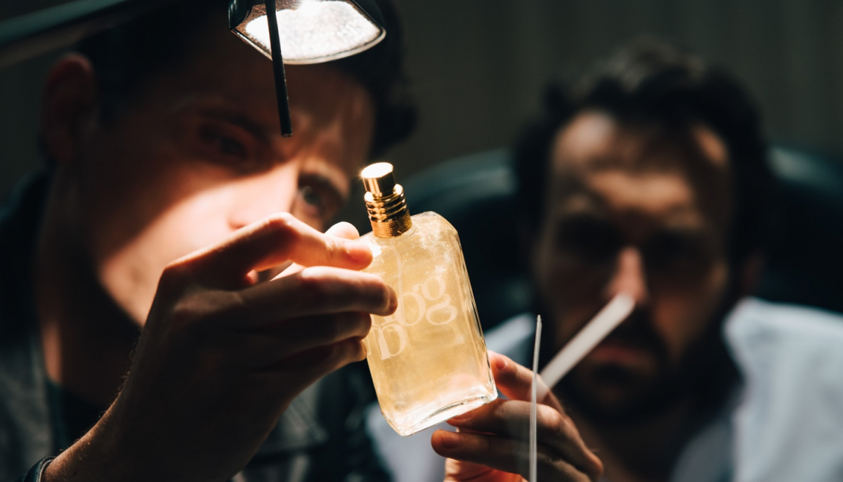 Raphaël Quenard jako Daniel Sauveur i Antoine Gouy jako Patrick Breuil w filmie Netflix "Pachnie oszustwem".