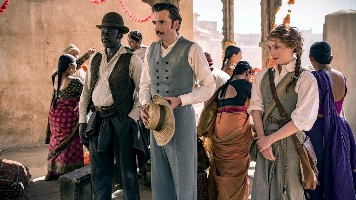David Tennant jako Phileas Fogg, Leonie Benesch jako Abigail "Fix" Fortescue i Ibrahim Koma jako Passepartout w serialu "W 80 dni dookoła świata".