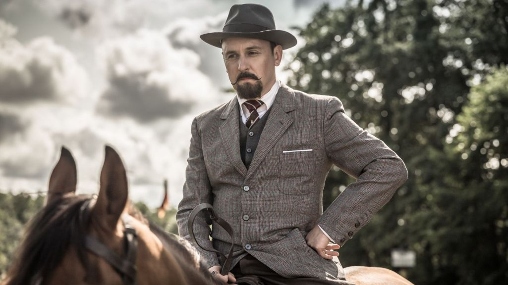 Adam Woronowicz jako Herman von Krauss w serialu „Kamerdyner”.