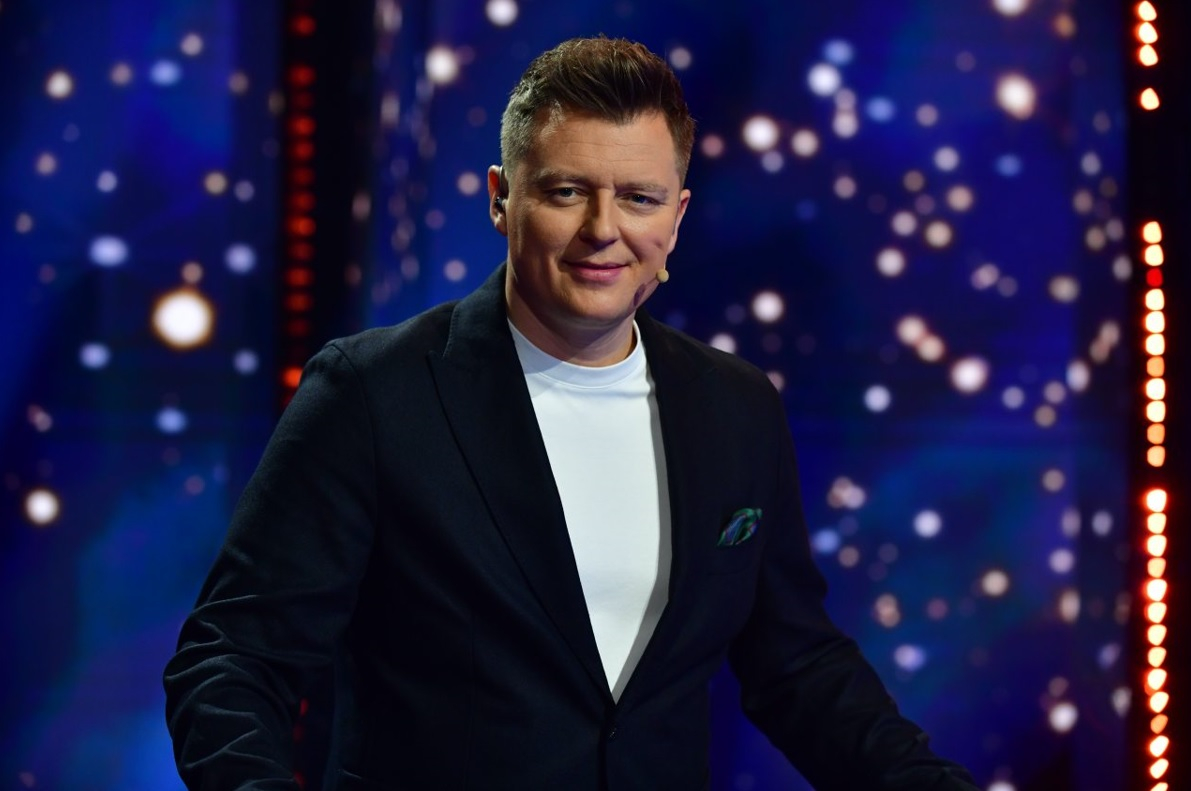 Rafał Brzozowski prowadzący program "Jaka to melodia?" na TVP 1. 