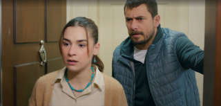 Miłość i nadzieja 187 - kadr z serialu. Naciye przyłapuje Kuzeya i Silę