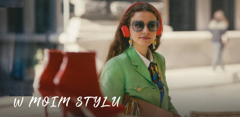 Ahsen Eroglu jako Merve, bohaterka komediodramatu romantycznego "W moim stylu" od Netflix.