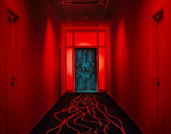 Fragment plakatu z filmu dokumentalnego "CyberBunker: Przestępcze podziemie" Netflix.