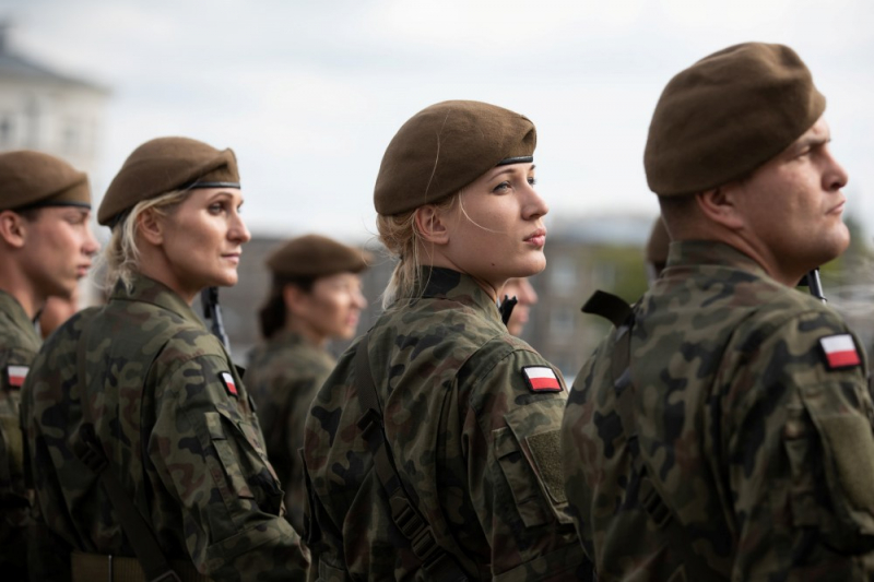 Obrazek w treści Wojskowi dostarczają… książki!  [jpg]