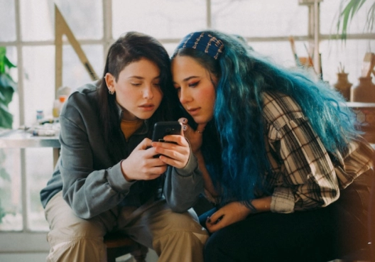 Emily Carey jako Harriet Manners w serialu Geek girl od Neflix. 