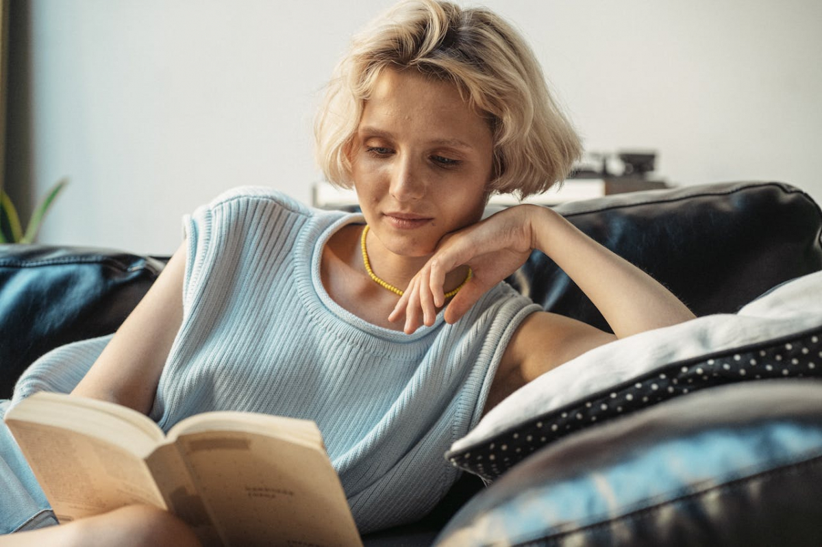 Kobieta czytająca książkę